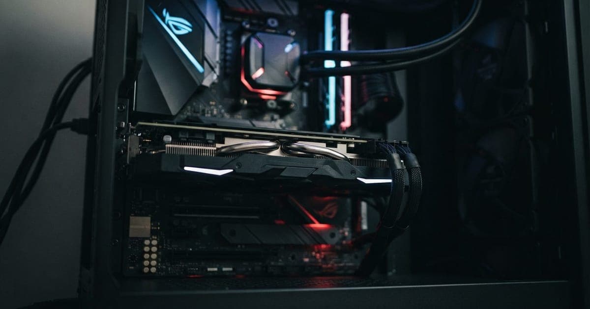 Placa de vídeo de computador com VRAM de 8GB montada em uma placa-mãe gamer moderna com iluminação LED azul e vermelha.