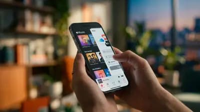 Interface dos aplicativos Apple Music e Apple One exibidos na tela de um iPhone com fundo colorido ao fundo.