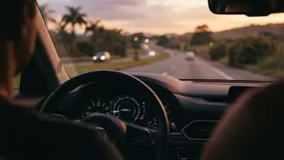 Painel de carro moderno indicando odômetro em destaque com fundo desfocado de rodovia brasileira ao entardecer
