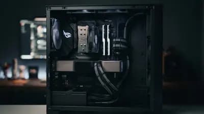 Interior de um gabinete de PC gamer aberto mostrando placa de vídeo, processador e cabos organizados
