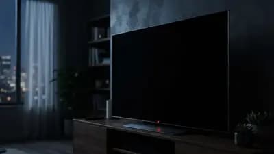 Smart TV slim em modo de espera com luz indicativa acesa em ambiente escuro de sala de estar