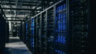 Servidores de alta performance em racks de um data center com luzes de LED azuis indicando processamento ativo de dados.