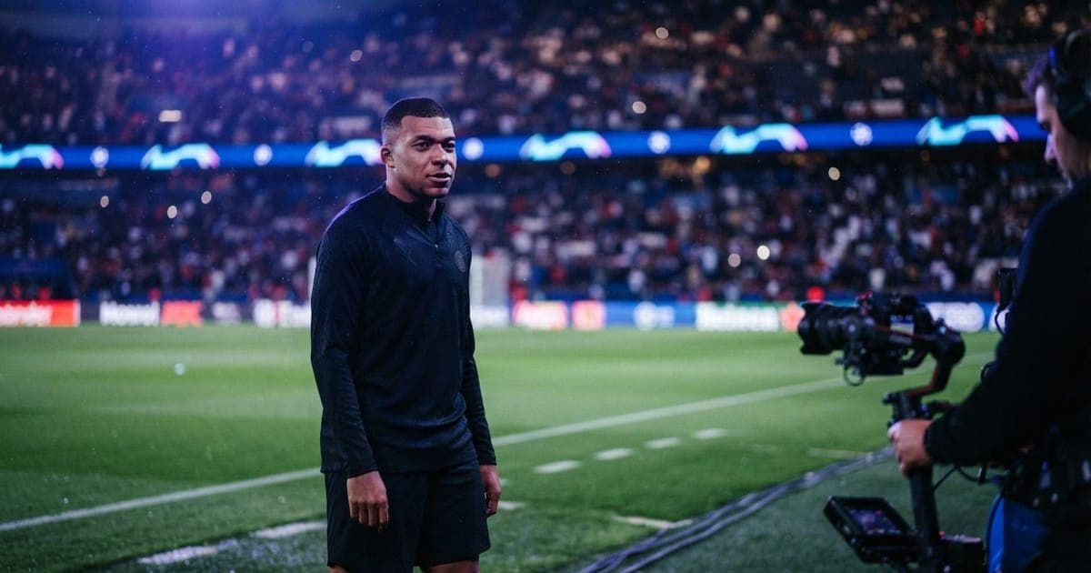Capa do jogo EA FC 27 exibindo o jogador Kylian Mbappé em um estádio de futebol moderno com iluminação vibrante.