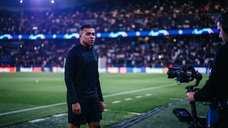 Capa do jogo EA FC 27 exibindo o jogador Kylian Mbappé em um estádio de futebol moderno com iluminação vibrante.