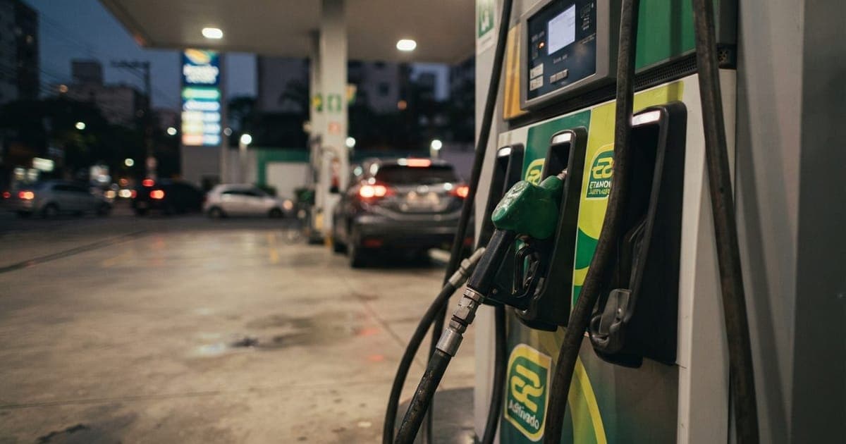 Mangueiras de bomba de combustível em um posto de gasolina brasileiro com foco na sinalização de etanol