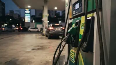 Mangueiras de bomba de combustível em um posto de gasolina brasileiro com foco na sinalização de etanol