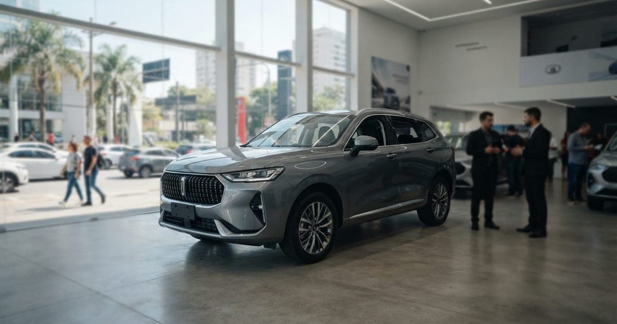 SUV híbrido GWM Wey 07 cinza estacionado em uma concessionária moderna bem iluminada com grandes vidraças ao fundo