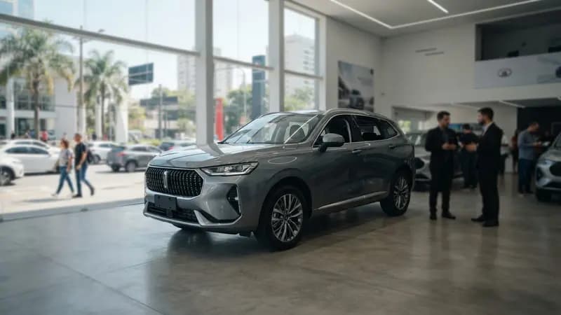 SUV híbrido GWM Wey 07 cinza estacionado em uma concessionária moderna bem iluminada com grandes vidraças ao fundo