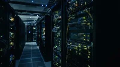 Equipamentos de rede e servidores em um data center com luzes LED piscando em ambiente escuro de alta tecnologia
