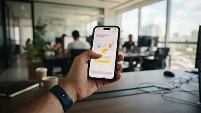 Smartphone exibindo tela de aplicativo bancário com aviso de segurança sobre chaves Pix em ambiente iluminado de escritório