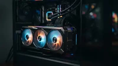 Close-up em uma placa de vídeo gamer de alta performance com fans iluminadas em um gabinete de computador moderno.